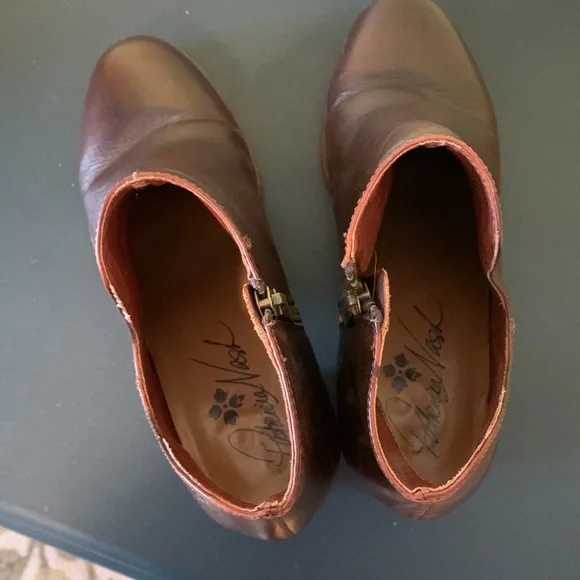 Patricia Nash brown leather cut out ankle booties - Picture 7 of 8